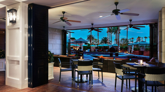 국내 특1급 호텔 최초로 럭셔리 올인클루시브형 서비스를 도입한 켄싱턴 제주 호텔이 풀사이드 카페 '더 테라스'에서 따끈한 국물을 즐길 수 있는 '스페셜 누들 메뉴'를 선보인다. 어묵으로 반죽해 담백한 맛을 내는 면발과 풍성한 해산물이 어우러져 국물의 깊은 맛을 즐길 수 있는 '어묵탕면'을 내놓는다. 켄싱턴 제주 호텔 제공